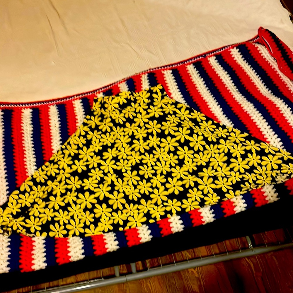 Flower skirt black and yellow